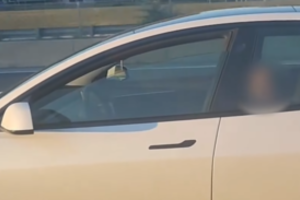 Nufilmuota, kaip „Tesla Model S“ vairuotojas tiesiog užmigo prie vairo, o automobilis skrieja greitkeliu