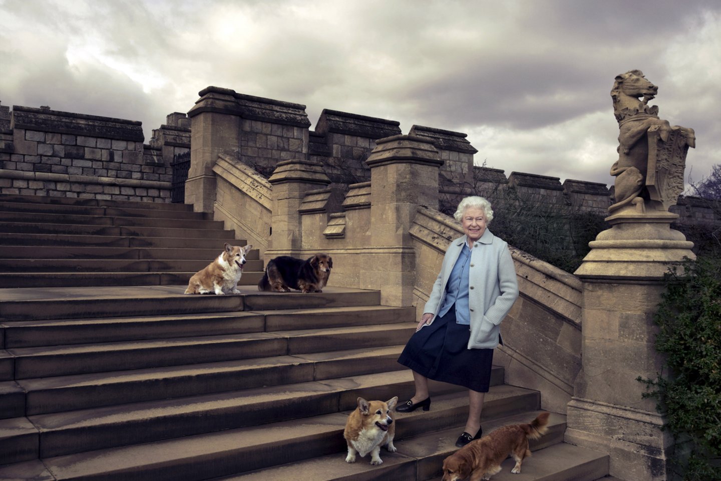 Elizabeth II ir jos korgiai.<br>Reuters/Scanpix nuotr.