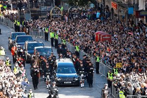 Prasidėjo karalienės Elizabeth II karsto procesija į Edinburgo katedrą