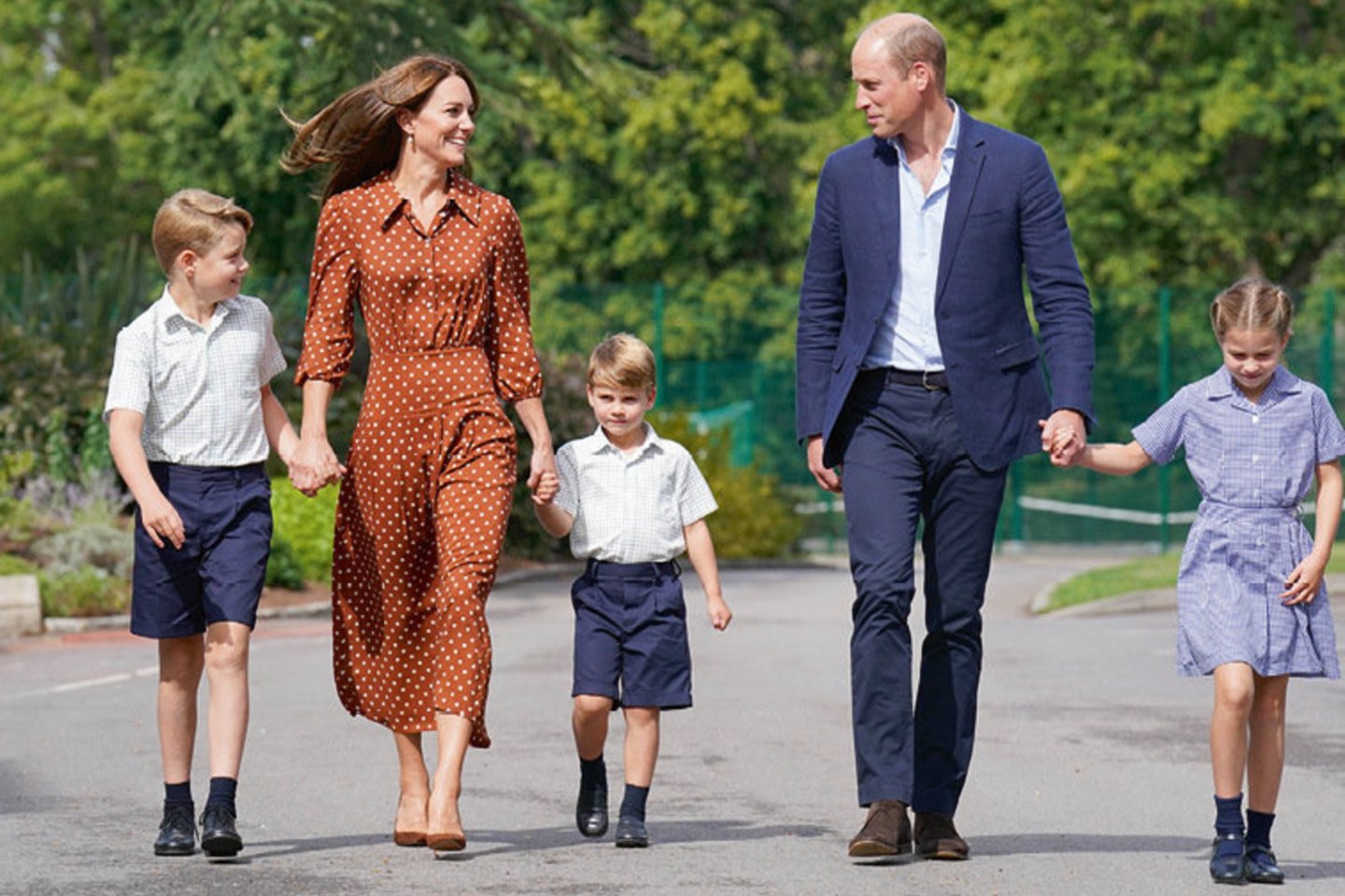 Apsirengę naujomis uniformomis, plačiai šypsodamiesi ir lydimi mamos Kembridžo kunigaikštienės Catherine (40 m.) ir tėčio princo Williamo (40 m.) princas George’as (9 m.), princesė Charlotte (7 m.) ir princas Louis (4 m.) išvyko į naują ugdymo įstaigą – Lambruko mokyklą Berkšyre.