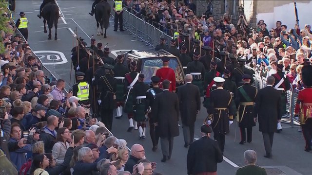 Iškilminga karalienės Elizabeth II procesija neapsiėjo be nesklandumų: minioje pasigirdo kandžios replikos
