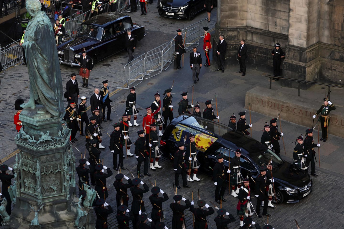  Didžiosios Britanijos karalienės Elžbietos II karstas, uždengtas Škotijos karališkąja vėliava 2022 m. rugsėjo 12 d. atvyksta į Edinburgo katedrą.<br> AFP / Scanpix nuotr.