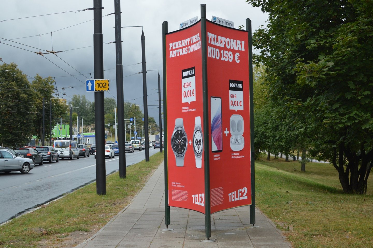 Vilniuje, Žirmūnų gatvėje ant pėsčiųjų tako išdygo „Tele2“ reklama.<br>Gintauto Tiškaus nuotr.