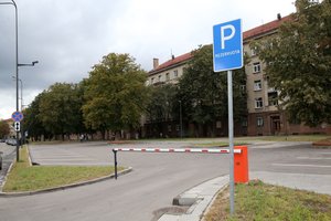 Spūstyse besistumdantys kauniečiai piktai šnairuoja į „Vičiūnų grupės“ įmonės aikštelę: pasinaudoti net už pinigus nėra galimybių