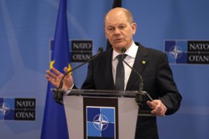 Su V. Putinu pasikalbėjęs O. Scholzas ragina jį išvesti savo karius iš Ukrainos