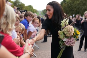 Internetas ūžia: Vindzore pasirodžiusi Meghan Markle buvo prisisegusi mikrofoną?