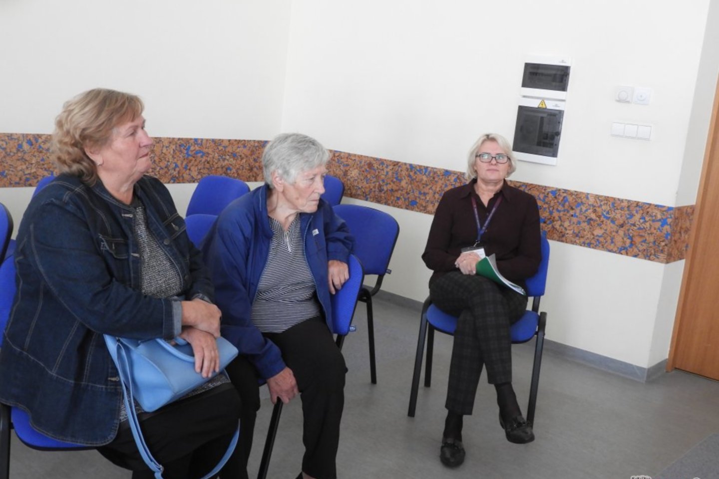 Rokiškio rajono savivaldybės administracija sukvietė namo, esančio adresu Vytauto g. 4, Rokiškyje, bendraturčius į susirinkimą, kuris vyko rugsėjo 6 d. Buvo svarstyta dėl būtinųjų remonto darbų.<br>„Rokiškio Sirena“ nuotr.