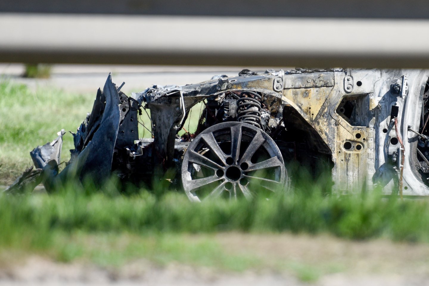 Klaipėdos rajone 2 vyrai grasino vairuotojui ir sudegino jo BMW.<br>D.Umbraso nuotr.