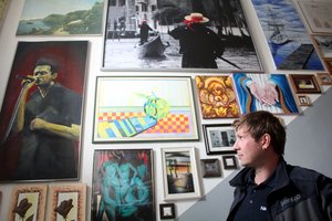 Šiaulietis daugiabučio laiptinę pavertė galerija su 170 paveikslų: tam neišleido nė cento