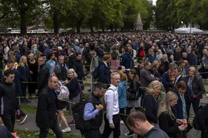 Britai atiduoda paskutinę pagarbą karalienei Elizabeth II: susidarė milžiniškos eilės