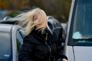 Lietų lydės perkūnija, o sinoptikai perspėja pasisaugoti ir vėjo: kai kur gūsiai gali pasiekti 23 m/sek.