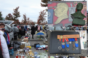 Klaipėdos bagažinių turgelyje – ne tik seni rakandai, bet ir totalitarizmo simboliai: jie kur kas brangesni nei kiti sendaikčiai