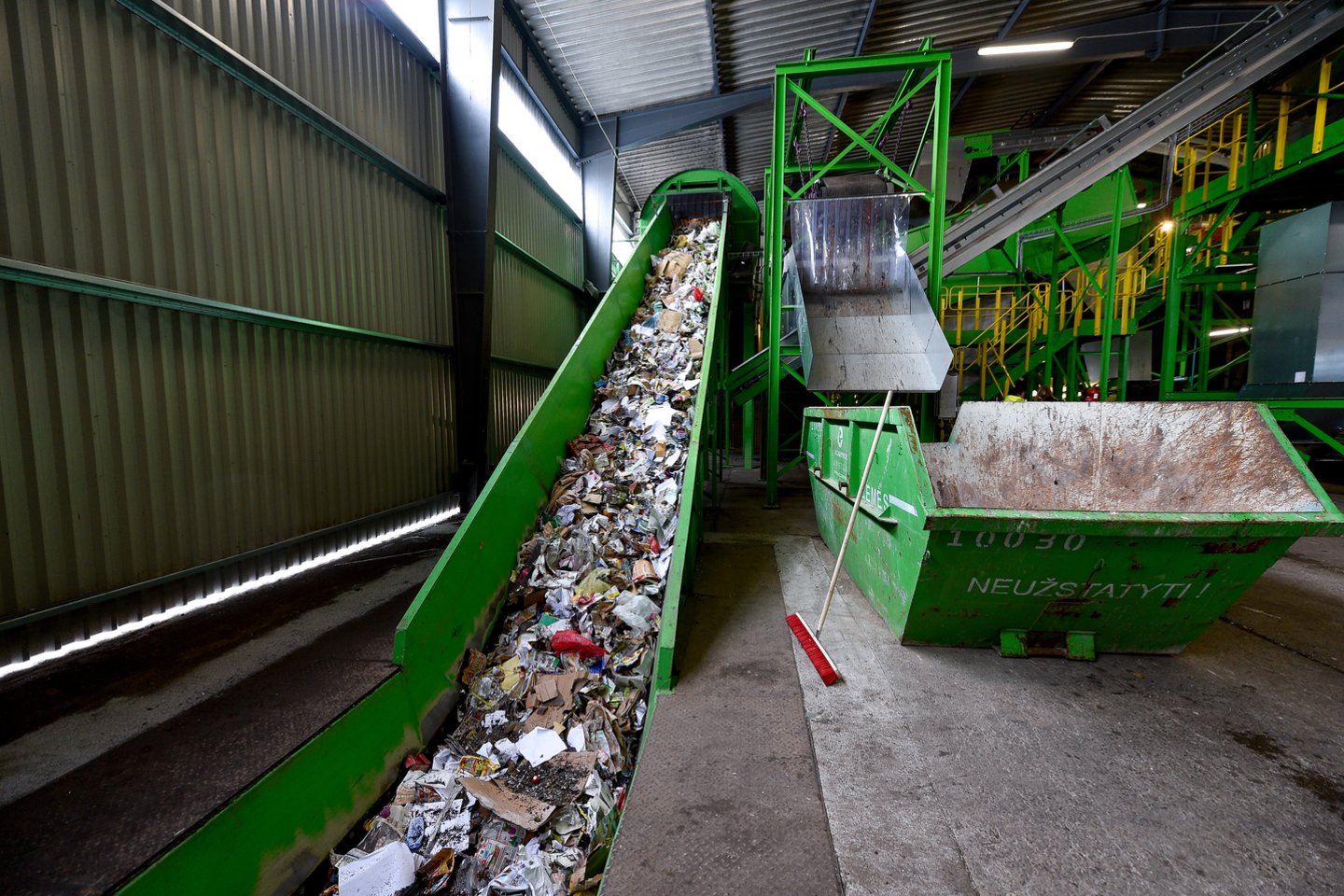 „Ecoservice“ atliekų rūšiavimas.<br>V.Ščiavinsko nuotr.