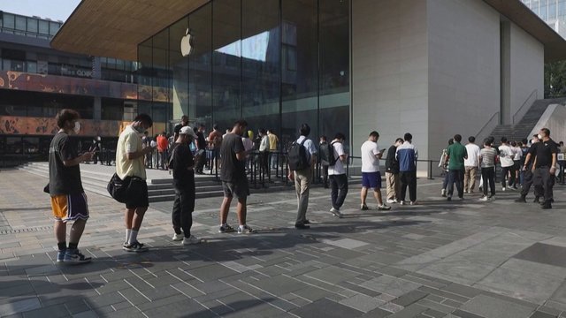 Pekine žmonės plūsta įsigyti naujojo „iPhone 14“ modelio – eilės susidarė nuo ankstaus ryto