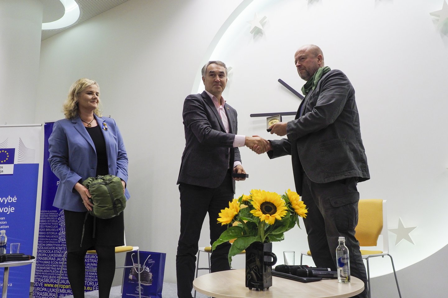 Europos namuose Vilniuje organizacijai „Blue/Yellow“ įteiktas Europos piliečio apdovanojimas.<br>V.Ščiavinsko nuotr.