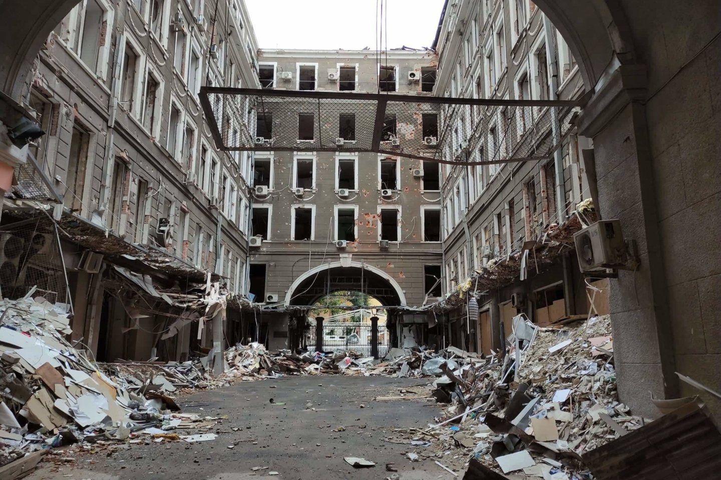 Charkovo kiemai nusėti griuvėsių.<br>E.Butrimo nuotr.