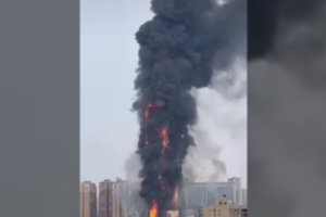 Kinijos Čangšos mieste dangoraižyje kilo didelis gaisras