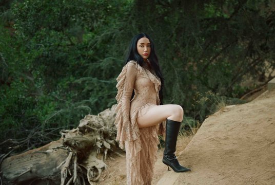 Miley Cyrus sesuo Noah išleido debiutinį albumą: „Jis mane išgelbėjo“