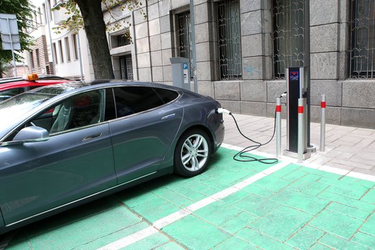 Elektromobilių vairuotojai Lietuvoje jau susiduria su skaudžia realybe: pasakoja apie karčią patirtį dėl įkrovimo stotelių