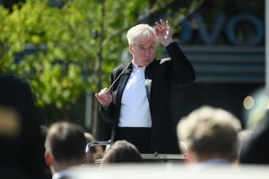 Maestro G. Rinkevičius pirmą kartą grįžta namo, į Vievį, su visu orkestru