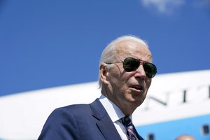 J. Bidenas susitiko su Rusijoje įkalintų B. Griner ir P. Whelano šeimomis