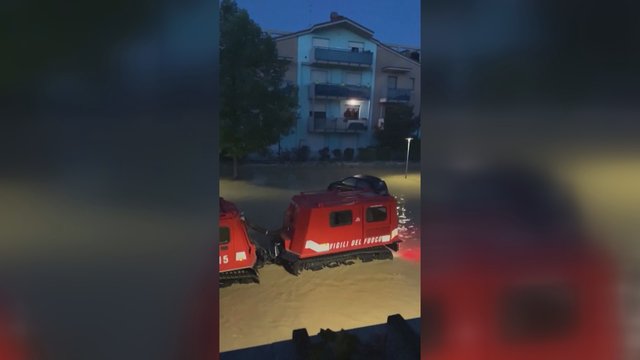 Pasekmės Italijoje po stiprios audros: užfiksuoti vandens apsemti automobiliai
