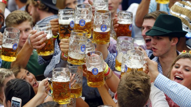 Po dviejų metų pertraukos Miunchene vyksta „Oktoberfest“: renkasi tūkstančiai alaus gerbėjų