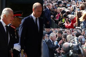Karalius Charlesas III ir princas Williamas netikėtai nustebino didžiulę eilę, laukiančią prie karalienės Elizabeth II karsto