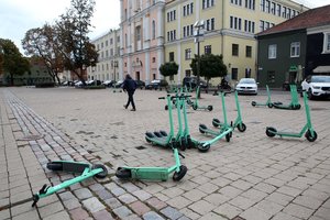 Nebeapsikenčiantys gatvėse išmėtytų paspirtukų gyventojai tampa atkaklūs: stoja į kovą ir net turi pasiūlymų