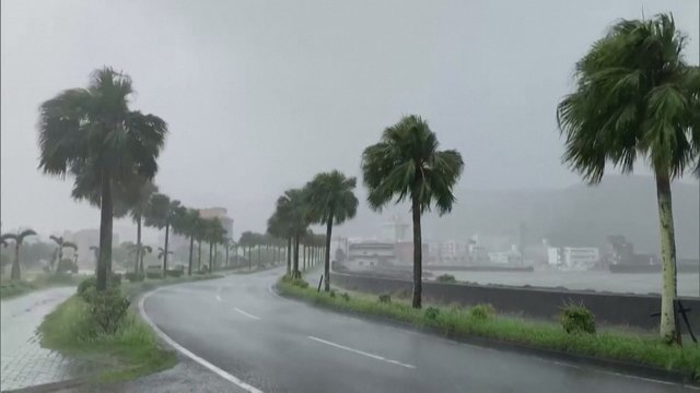 Japonijoje siaučia galingas taifūnas – perspėjama apie galimą nuolaužų pavojų