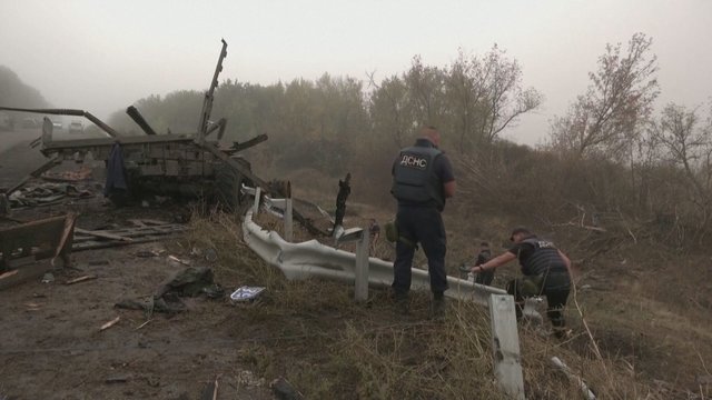 Kelias į Iziumą nusėtas nesprogusia rusų amunicija: Ukrainos išminuotojai intensyviai valo teritoriją