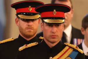 Princui Harry plyšta širdis: karinę uniformą jis vilki, tačiau be svarbių inicialų