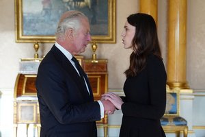 Atsisveikinimas su Elizabeth II: karalienei pagarbą atidavusius pasaulio lyderius priima Charlesas III