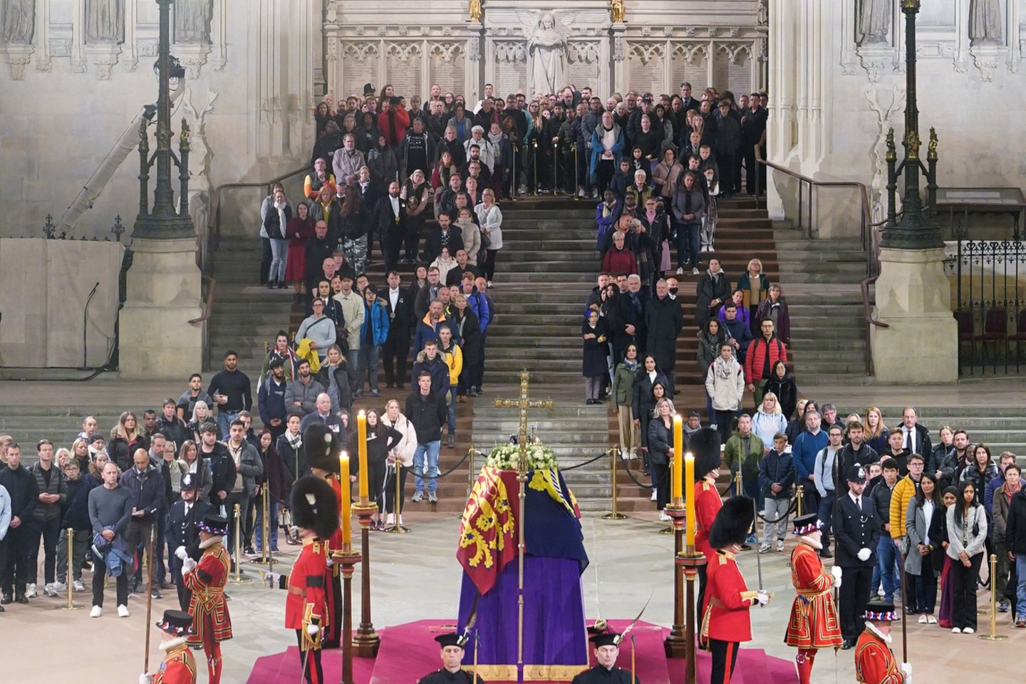 Londone prasidėjo Jungtinės Karalystės karalienės Elizabeth II laidotuvių ceremonija.<br>Reuters/Scanpix nuotr.