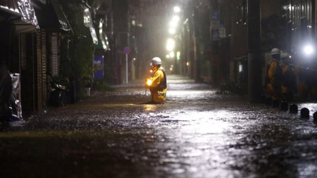 Japonijoje įsisiautėjo taifūnas „Nanmadol“: stabdomi traukiniai, atšaukiami skrydžiai