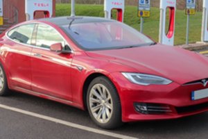 „15 mėnesių vairavau „Model S“ ir galiausiai jį pardaviau“: kas negerai su „Tesla“ automobiliais?
