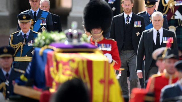Karalienės Elizabeth II karstas išneštas iš Vestminsterio salės