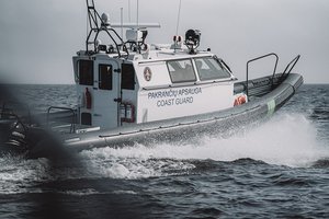 Kuršių mariose pasieniečiai gelbėjo į tinklus įsipainiojusius katerio keleivius