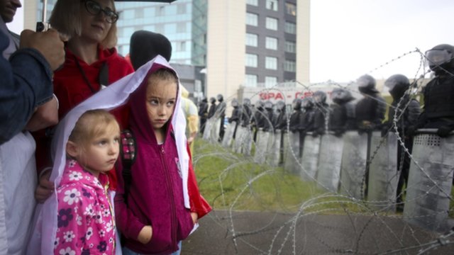 Susirinkę į protestą Vilniaus Rotušėje pakraupę, kas vyksta Baltarusijoje: militarizuojami netgi vaikai