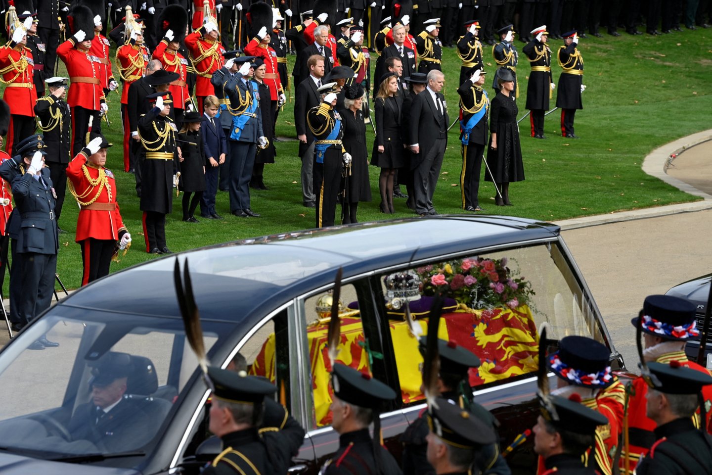 Karalienės Elizabeth II karstas išlydimas valstybiniu katafalku.<br>Reuters/Scanpix nuotr.