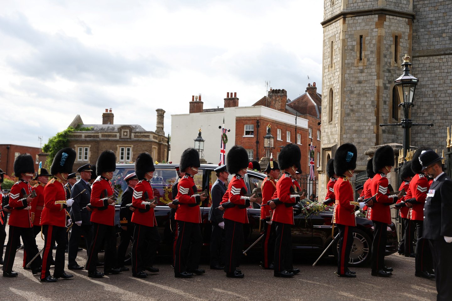 ​Karalienės Elizabeth II karstas pirmadienį pasiekė Vindzoro pilį, esančią į vakarus nuo Londono, kur Šv. Jurgio koplyčioje vyko jos laidotuvių pamaldos.<br>Reuters/Scanpix nuotr.
