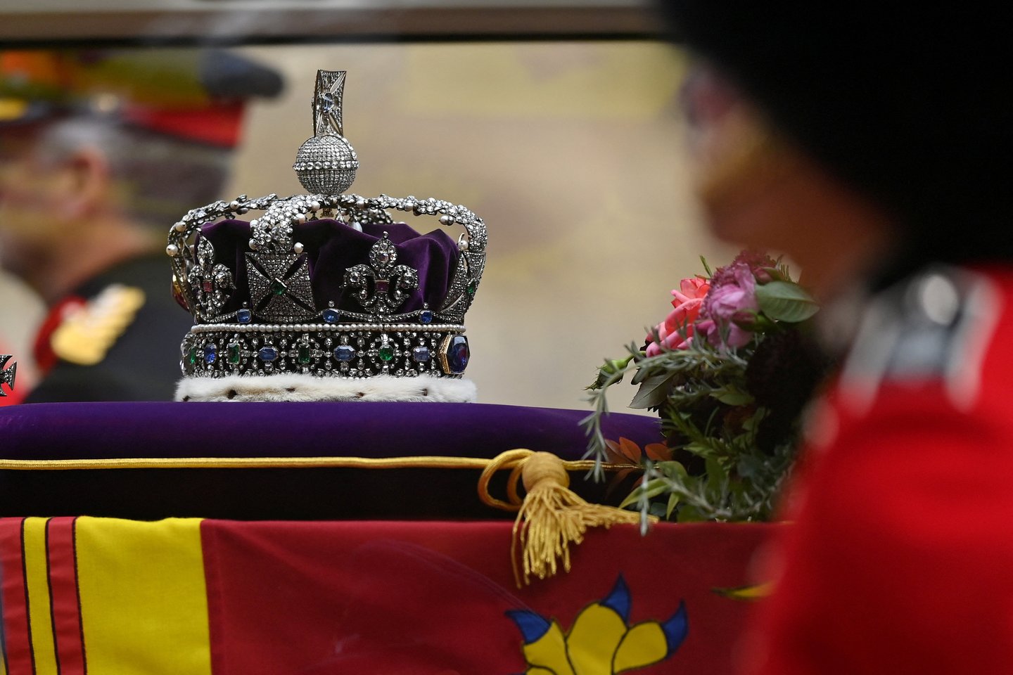​Karalienės Elizabeth II karstas pirmadienį pasiekė Vindzoro pilį, esančią į vakarus nuo Londono, kur Šv. Jurgio koplyčioje vyko jos laidotuvių pamaldos.<br> Reuteres/Scanpix nuotr.