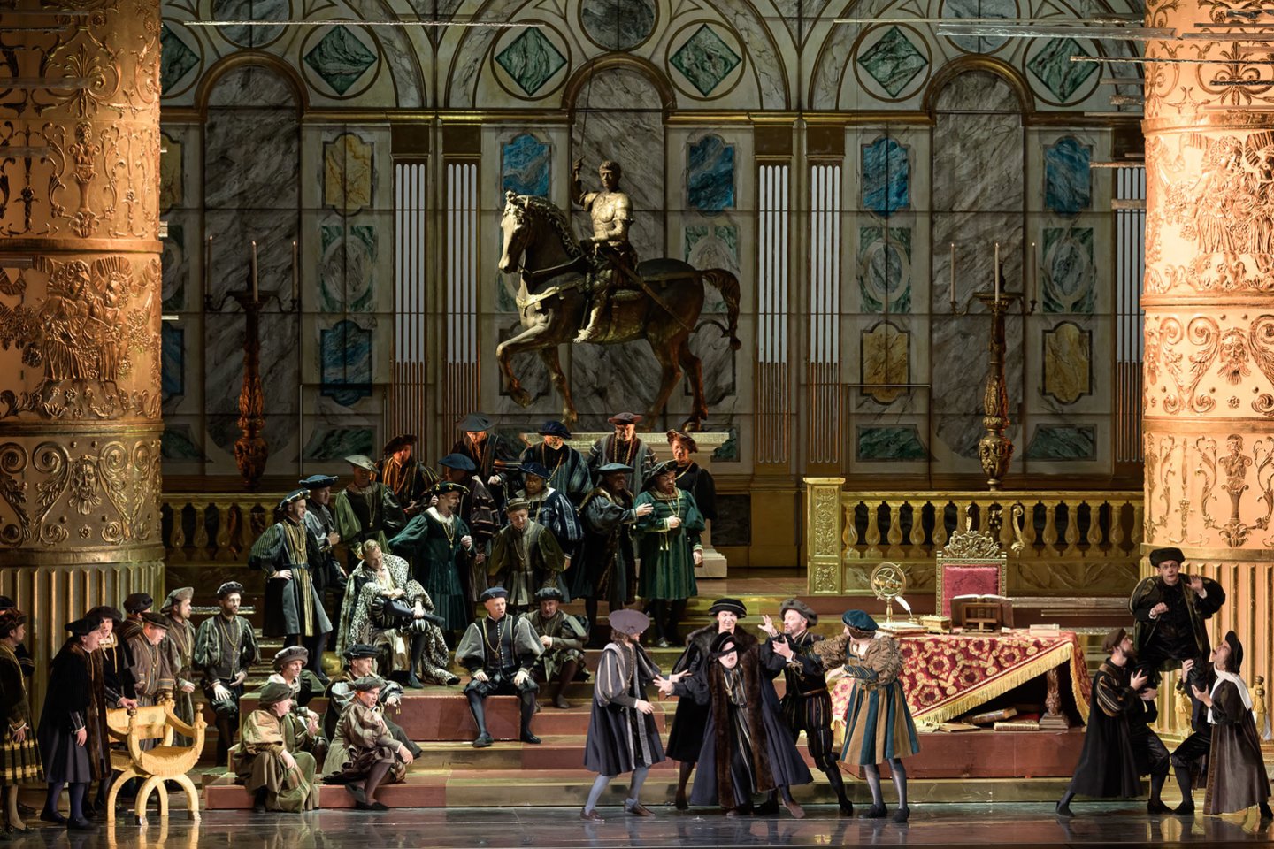 F.Zeffirelli „Rigoletas“ nukėlė publiką į G.Verdi operos librete vaizduojamą XVI a. Mantujos dvarą su jo manieromis, papročiais ir puošnumu.<br> M.Aleksos nuotr.
