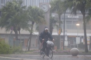 Japoniją nusiaubęs taifūnas pareikalavo mažiausiai dviejų gyvybių