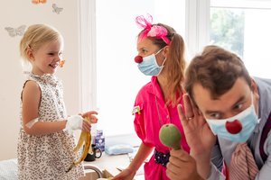 Būdai, kaip vaikus ligoninėse džiuginančius klounus už palatos durų palaiko verslo iniciatyvos