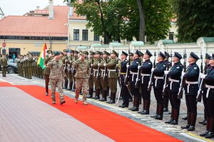 Lietuvoje lankosi Vengrijos kariuomenės vadas, su Lietuvos kolega aptarė paramą Ukrainai