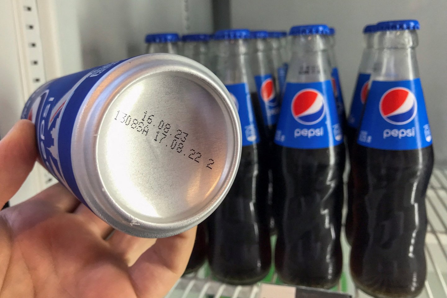 JAV bendrovė „PepsiCo Inc“ nutraukė „Pepsi“, „7UP“ ir „Mountain Dew“ gamybą Rusijoje tik praėjus šešiems mėnesiams po to, kai buvo pažadėjusi tai padaryti.<br>Reuters/Scanpix nuotr.