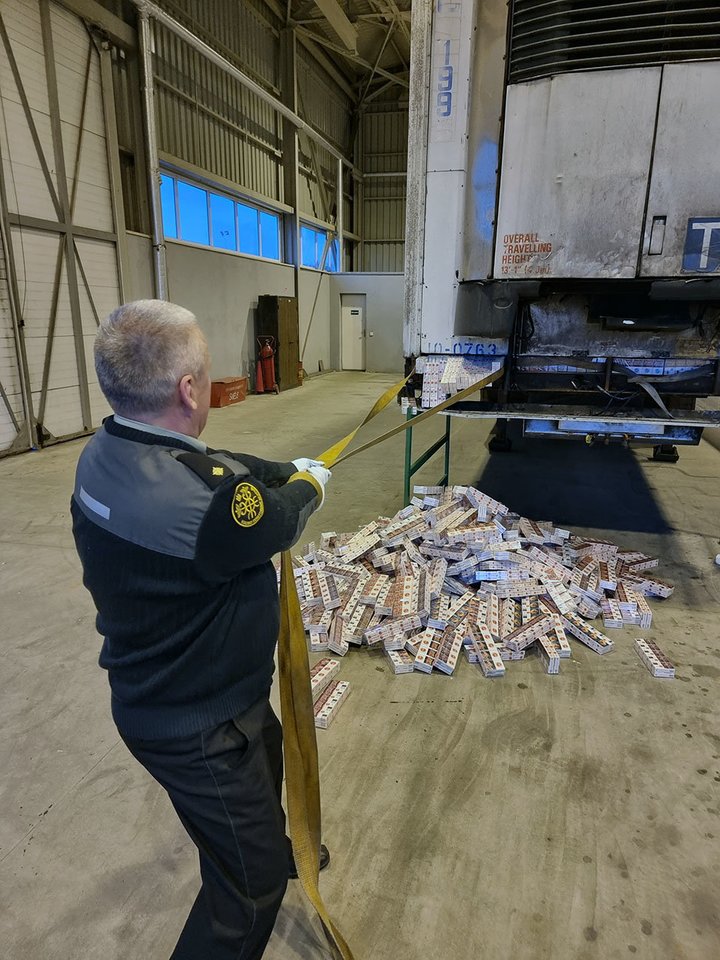  Ruso vilkike muitininkai aptiko cigarečių kontrabandos už 88 tūkst. eurų.<br> MKT nuotr.