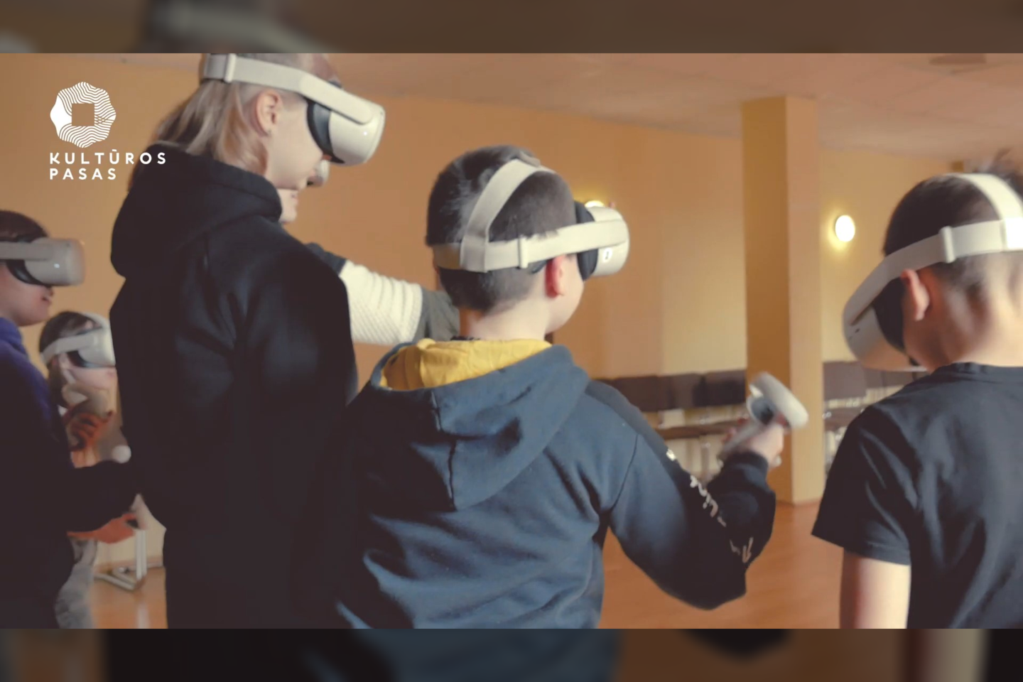  Lietuvių įmonė „Magic Calf“ neseniai pristatė edukacinę programą „Partizanų paslaptys“, kurios metu moksleiviai, naudodamiesi virtualios realybės įranga, gali pasinerti į Laisvės kovų laikotarpį ir istoriją mokytis netradiciniu būdu.<br> „Youtube“ vaizdo įrašo stopkadras.