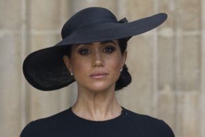 Meghan Markle ašaros per Elžbietos II laidotuves užminė mįslę: viskas – gerai apgalvota vaidyba?